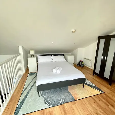 Διαμέρισμα Chic Duplex W Rooftop Retreat *