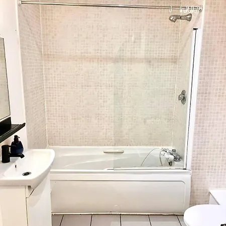 Διαμέρισμα Chic Duplex W Rooftop Retreat