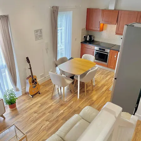 شقة Chic Duplex W Rooftop Retreat *