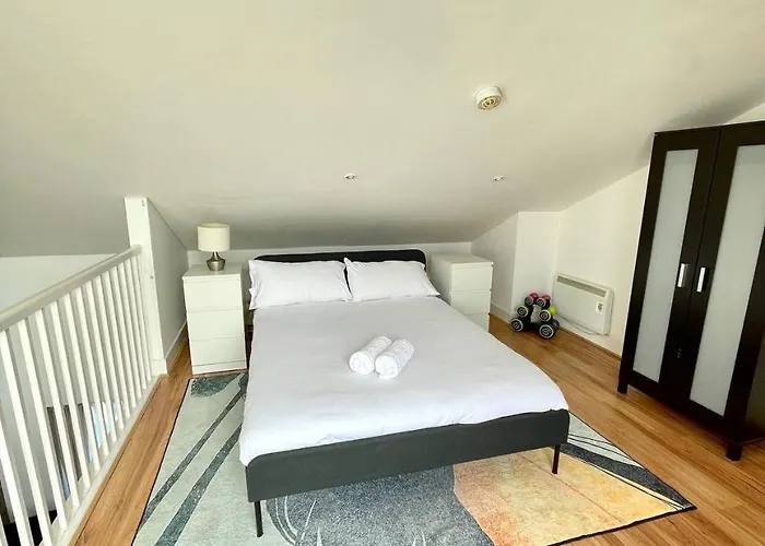 Daire Chic Duplex W Rooftop Retreat *